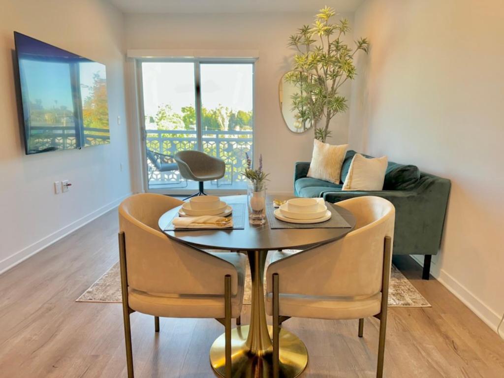 Apartment New One Bedroom Penthouse, Silver + Parking! Los Angeles